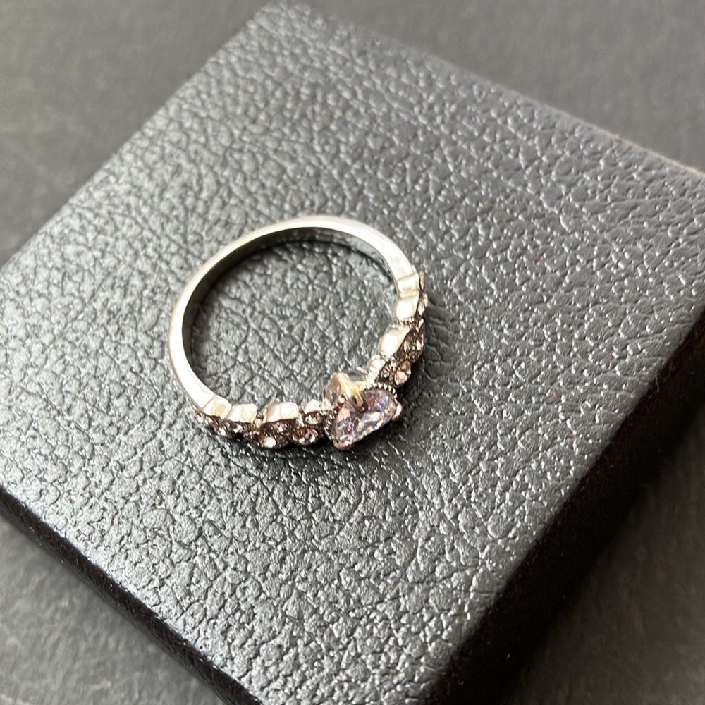 Women’s Heart Shaped Ring Size 8. - Picture 4 of 8